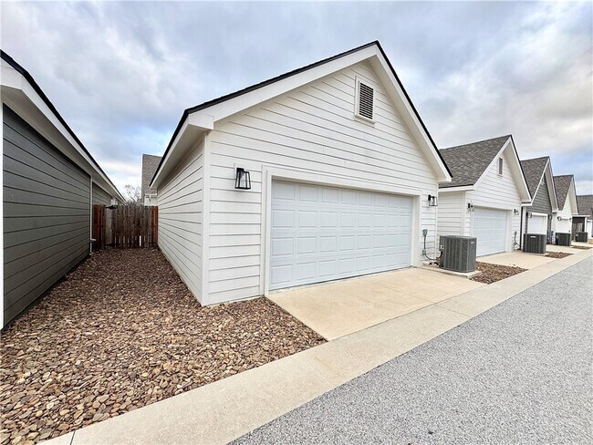 Building Photo - 812 NE Hts Ln