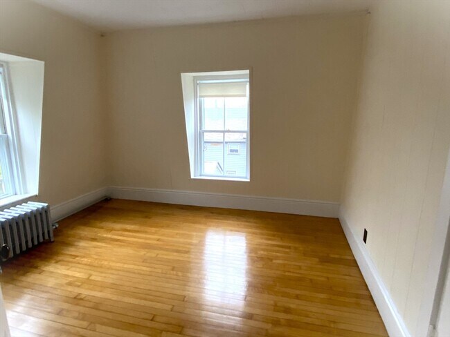 Building Photo - 17 Avon St