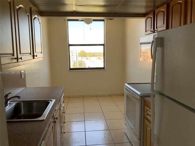 Building Photo - 1470 NE 123rd St