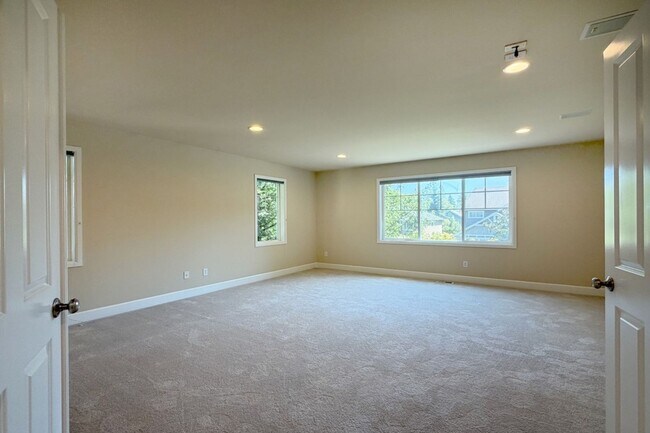 Building Photo - 5Bd/2.75Ba Sammamish Home