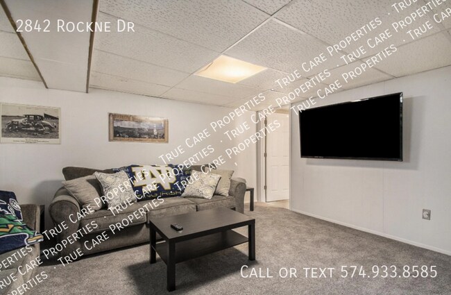 Building Photo - 2842 Rockne Dr