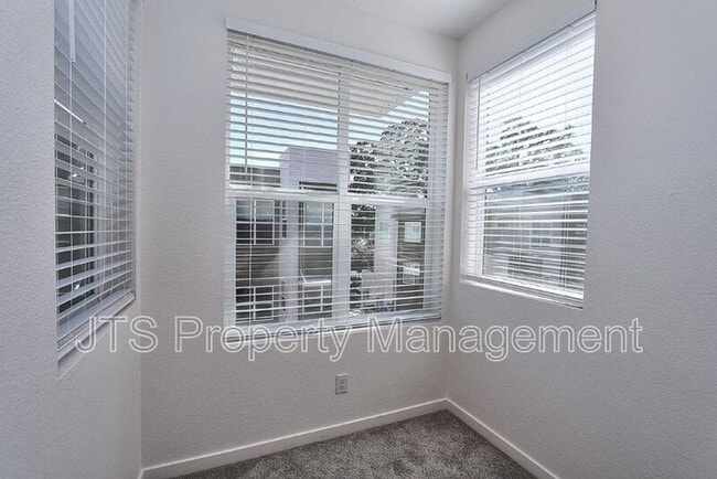 Building Photo - 396 Midstream Ln