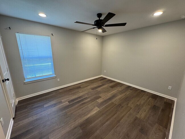 Building Photo - Updated Private Duplex