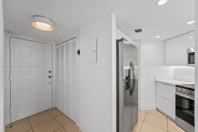 Building Photo - 5880 Collins Ave