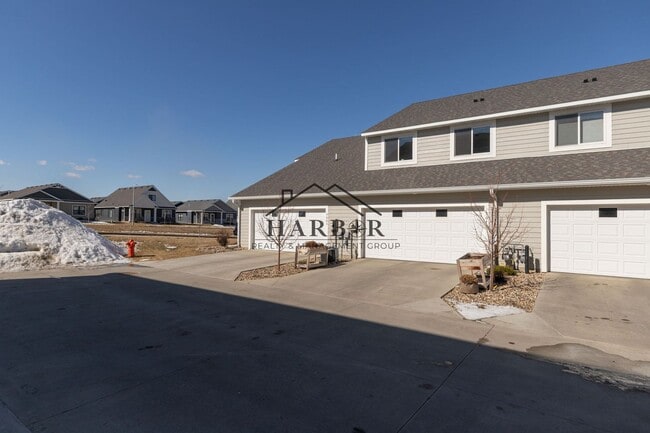 Building Photo - Contemporary 3 Bedroom Towhome in NW Roche...