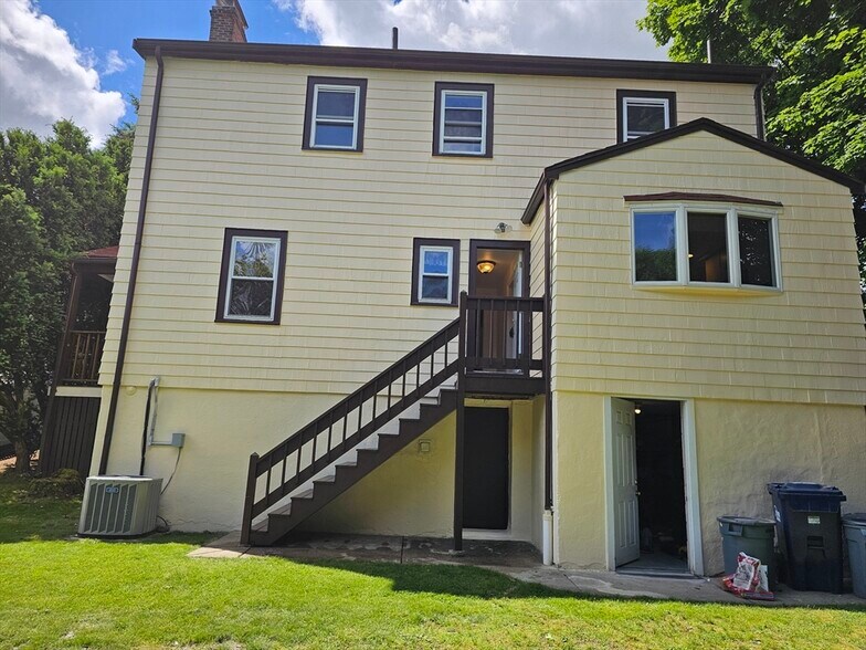Building Photo - 419 Pond St