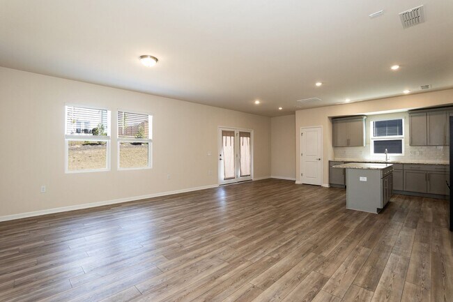 Building Photo - Move In Ready Three Bedroom Home!