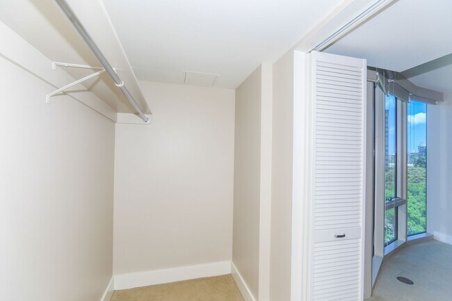 Building Photo - Allure Waikiki - 2 bedroom, 2 bath with 1 ...