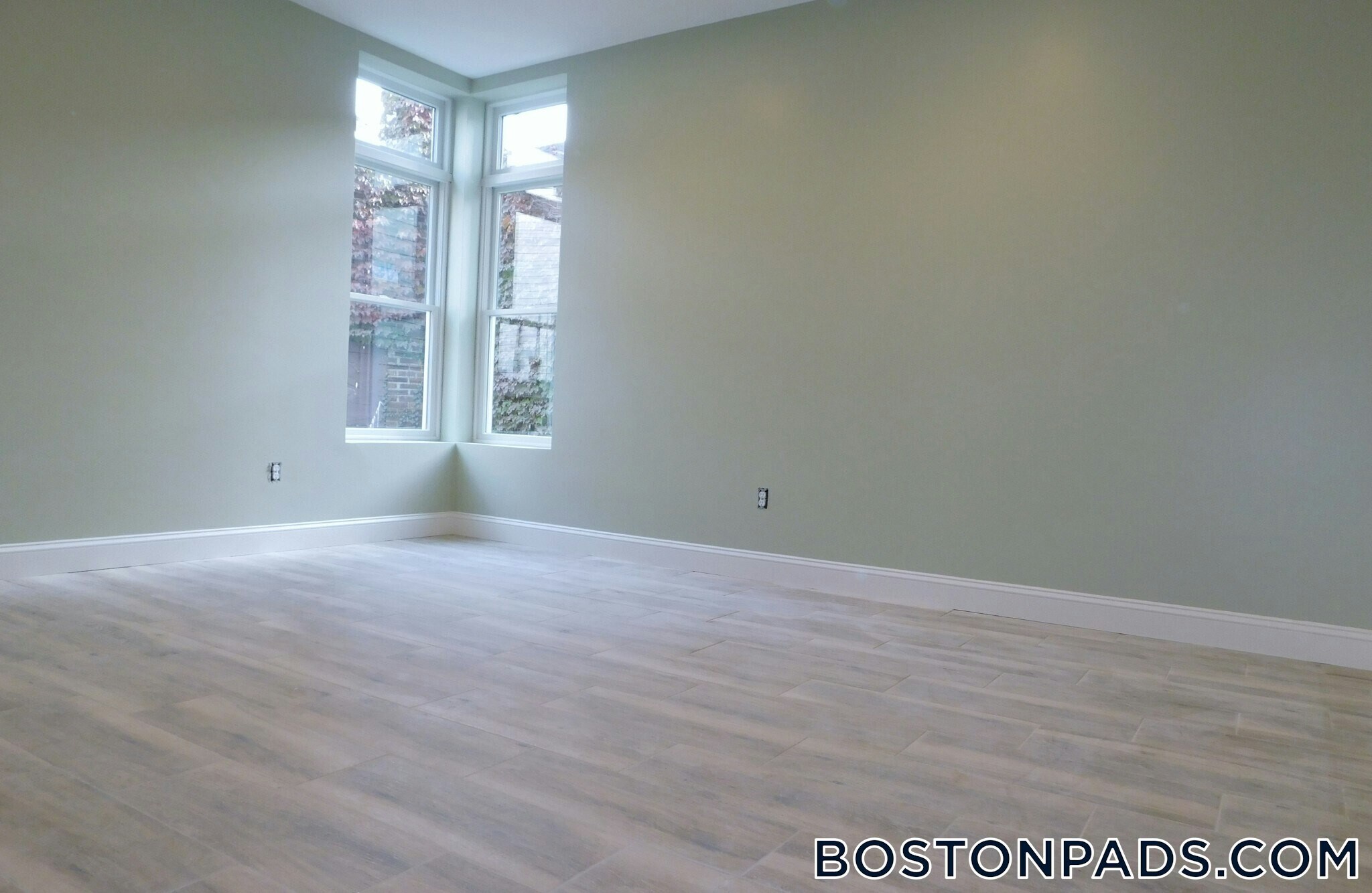Building Photo - 10 Roxbury St