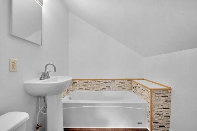 Building Photo - 3 bedroom 2 bath