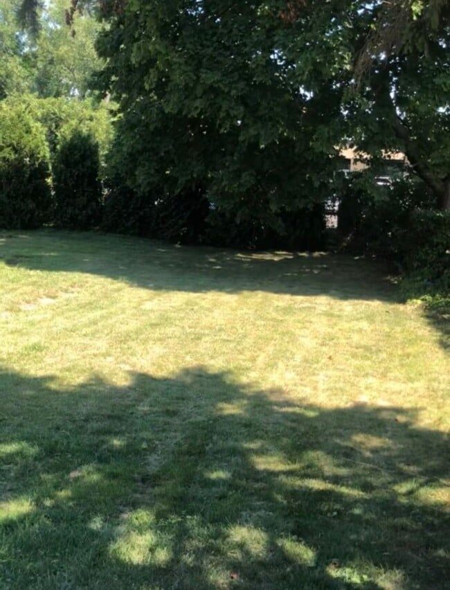 Building Photo - Spacious 3 Bedroom Single-family in Berlin!