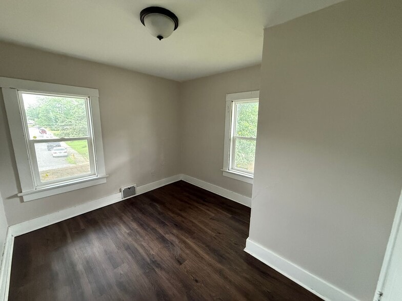 Building Photo - 403 Englewood Ct