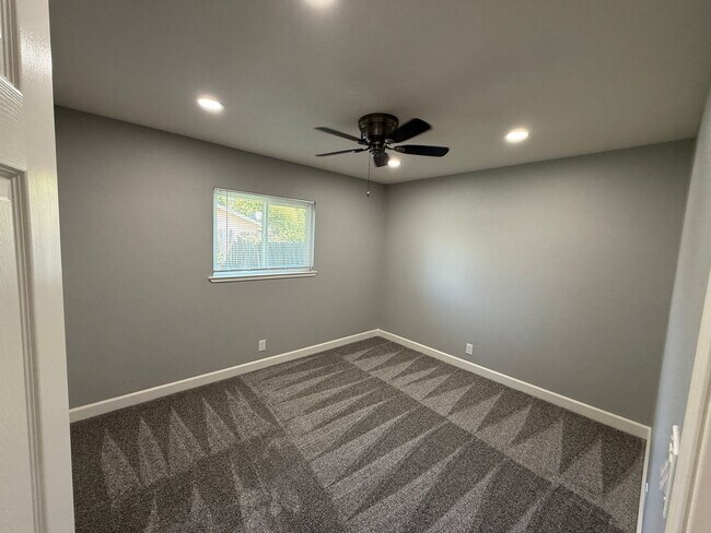 Building Photo - Newly remodeled 3 bedroom in the heart of ...