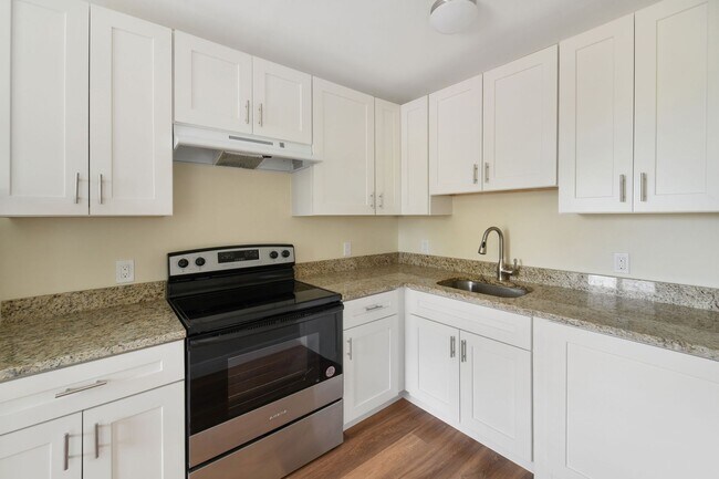 Building Photo - Newly Renovated spacious one bedroom one b...