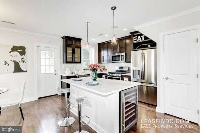 Building Photo - 547 Park Rd NW