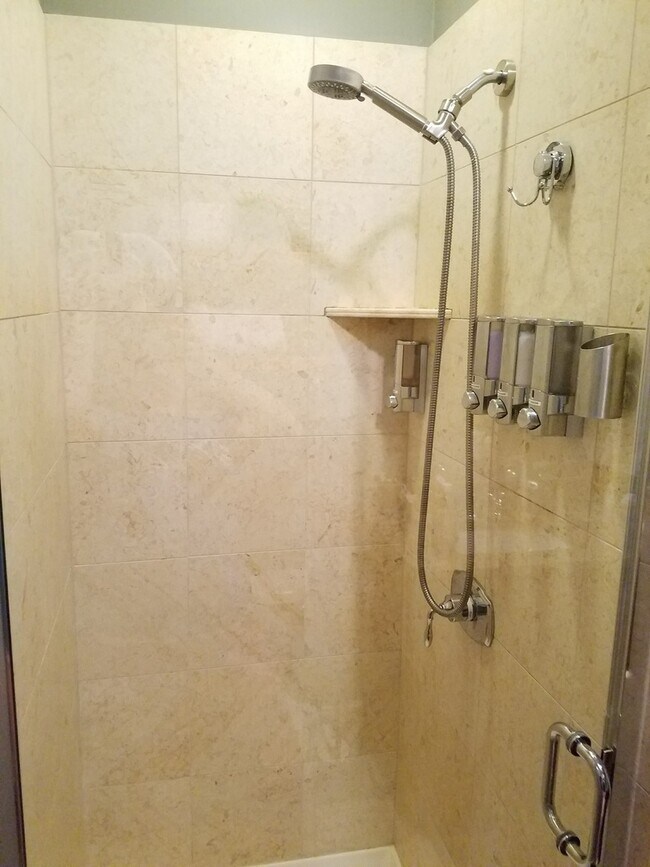 Building Photo - 5053 N Clark St