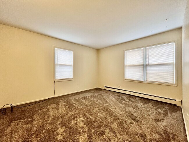Building Photo - Two Bedroom Apartment in Northwest Grand Rapids - $400 Off Move-in by 2/15/26!