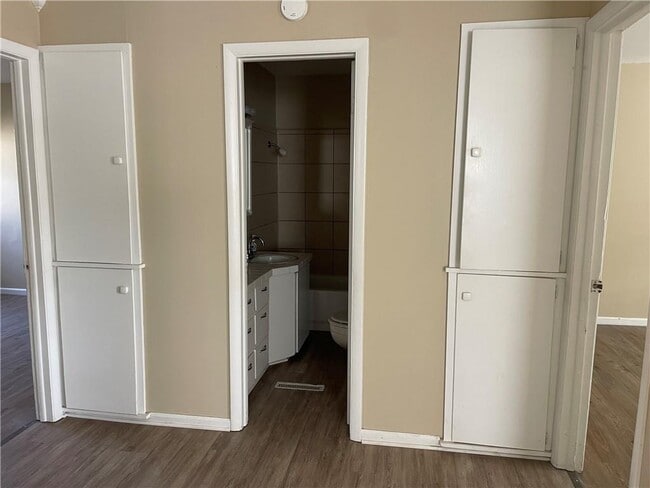 Building Photo - 497 S Wood Ave