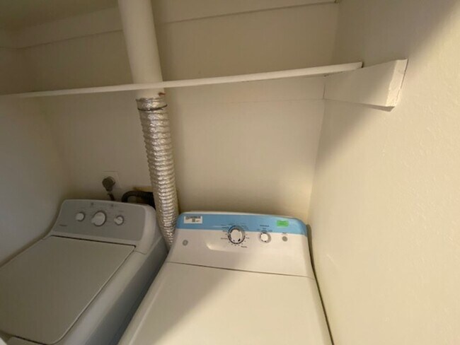 Building Photo - Craigmont Villas- 1 Bedroom Condo!!