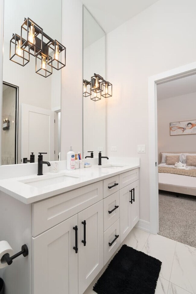 Building Photo - 3723 S Giles Ave