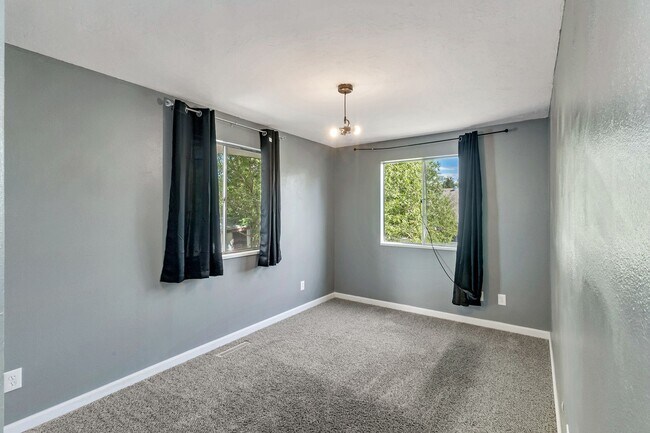 Building Photo - Spacious 5 Bed, 3 Bath with Sunroom