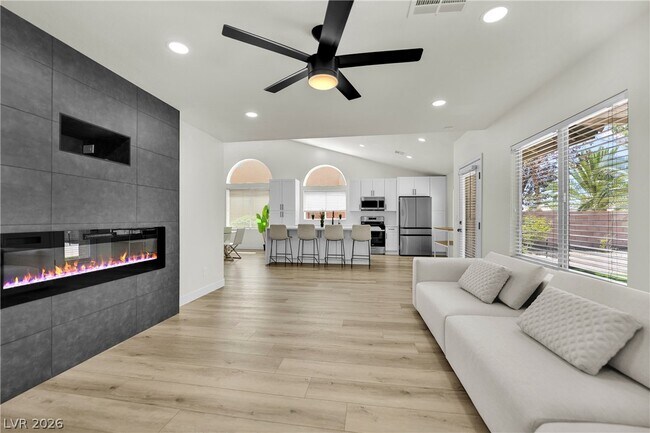 Building Photo - 2560 Sundew Ave