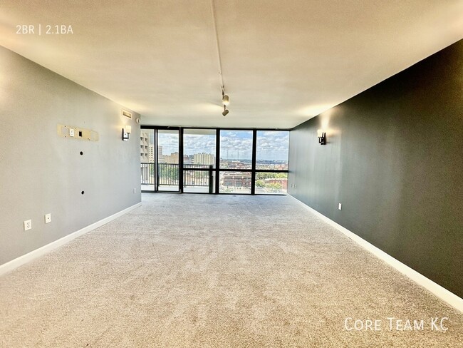 Building Photo - 2 Bed + Den x 2.5 Bath Large Apartment For...