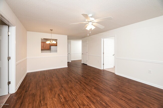 Building Photo - 2833 Holly Glen Dr