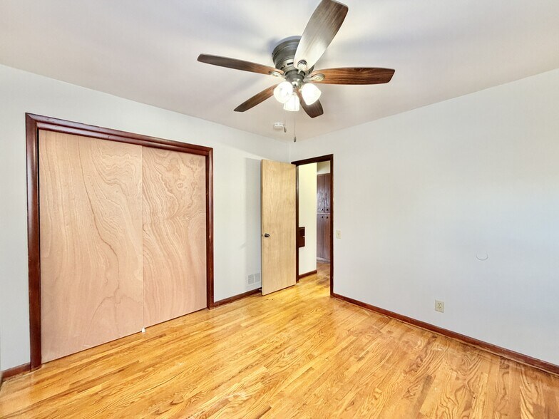 Building Photo - 2109 Lake Point Dr