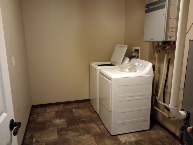 Building Photo - Two bedroom Town Home w/ Double garage