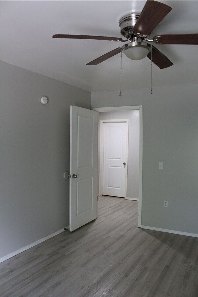 Building Photo - Pierce City Townhouse - $200 Off 1st Month...