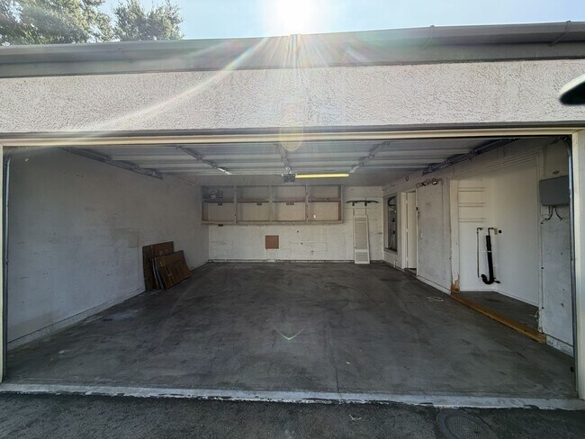 Building Photo - Redlands Townhouse in Great Complex 2+ 1.5 AVAILABLE NOW