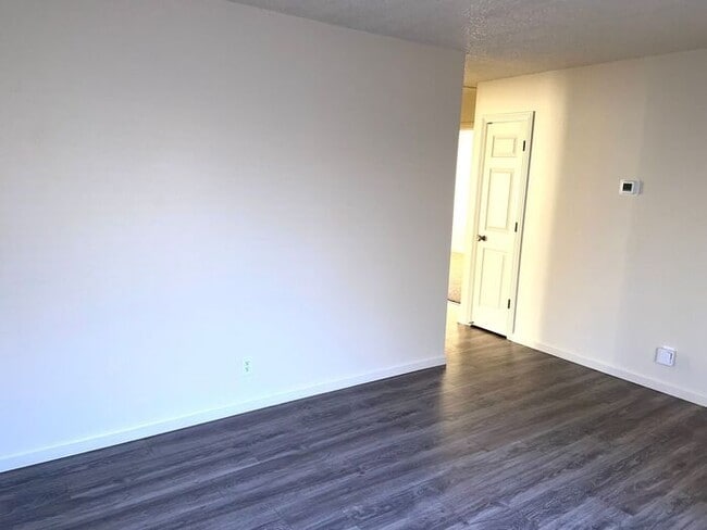 Building Photo - Reno Duplex - Garage, Dishwasher, Washer/Dryer, Central A/C