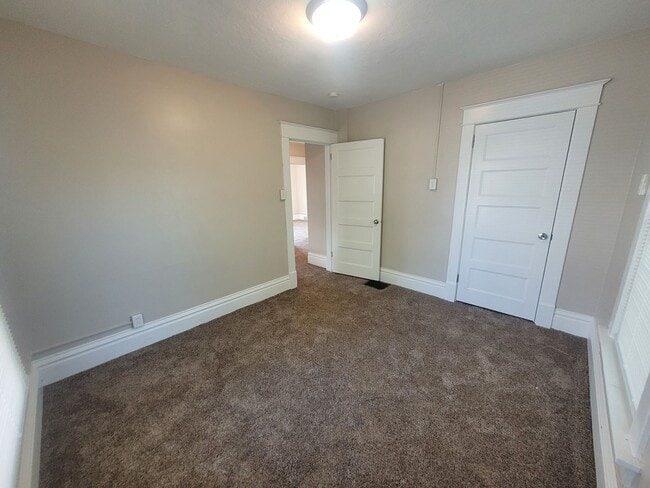 Building Photo - 6 Bedroom Home with large yard, washer/dry...