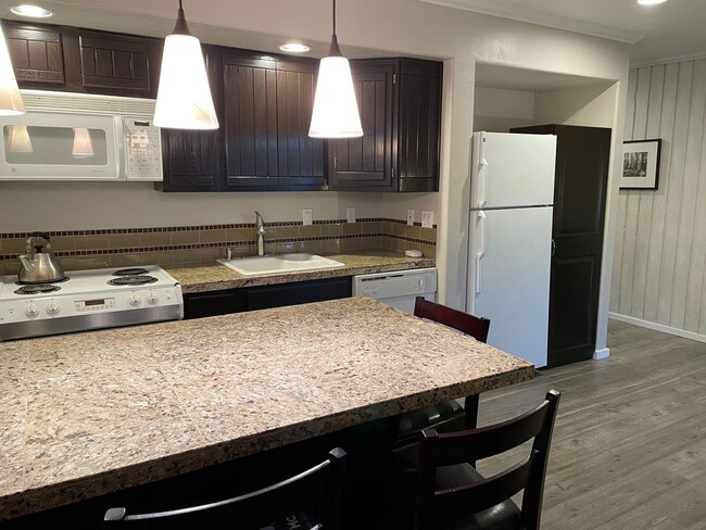 Building Photo - Fully Furnished 1 Bed 1 Bath NW Bend