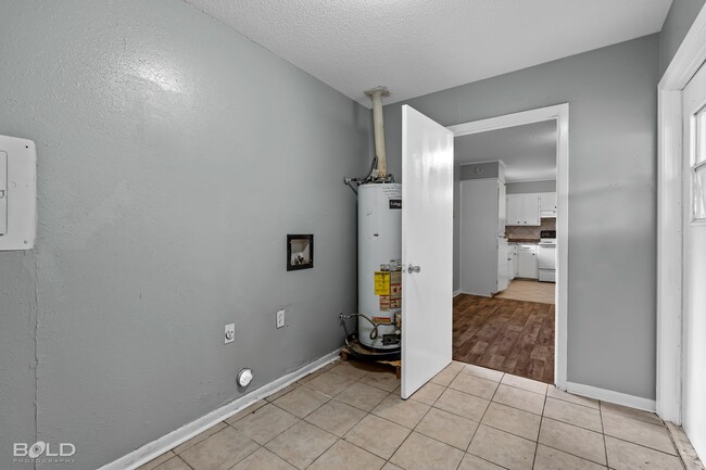 Building Photo - Check Out this 3 bed 1.5