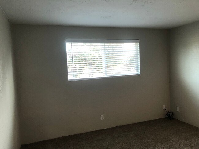 Building Photo - Updated 2 bedroom 1.5 bathroom duplex!