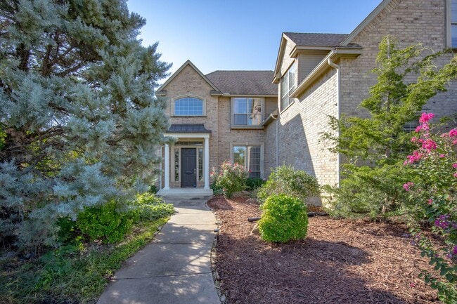 Building Photo - (5) Bed/(4.5) Bath + Study Avail NOW! Must-See Amenities!