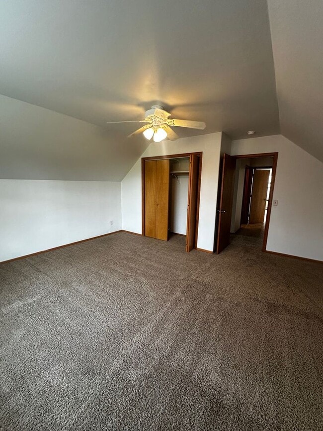 Building Photo - Beautiful 4 bedroom Home located in Centra...