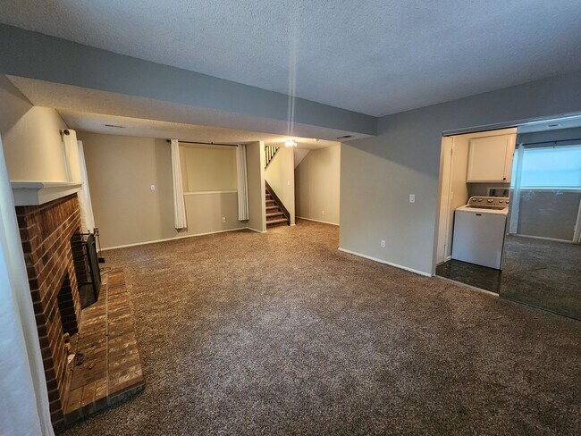 Building Photo - Huge 3 Bed 2 Bath Home With Patio, Deck, a...