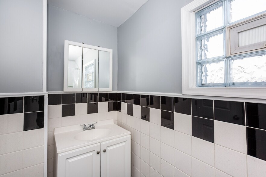 Building Photo - 3030 Tulip St