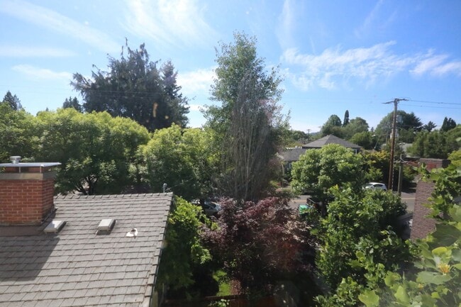 Building Photo - Spacious upper 3-bedroom unit with 2 full ...