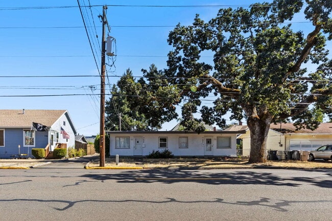 Building Photo - MOVE IN SPECIAL Charming 2 bedroom duplex