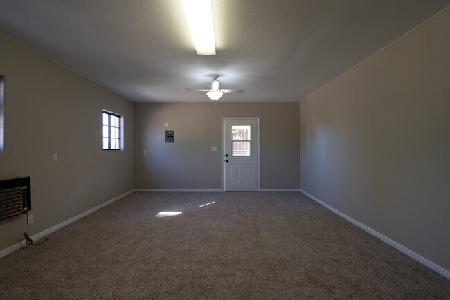 Building Photo - Spacious 6 Bedroom Home with a Balcony!