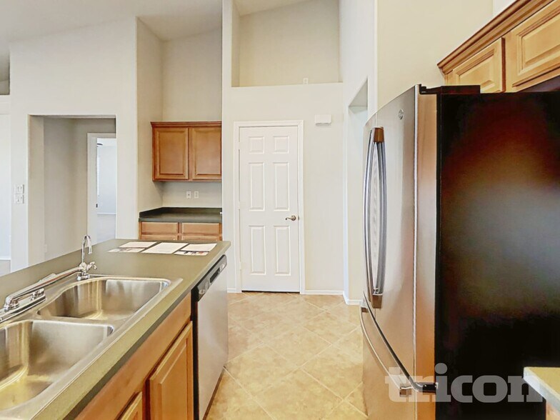 Building Photo - 41180 W Bravo Dr