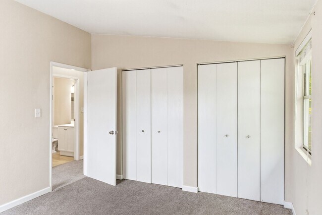 Building Photo - Spacious and versatile 6-bedroom, 2-bath split-level home