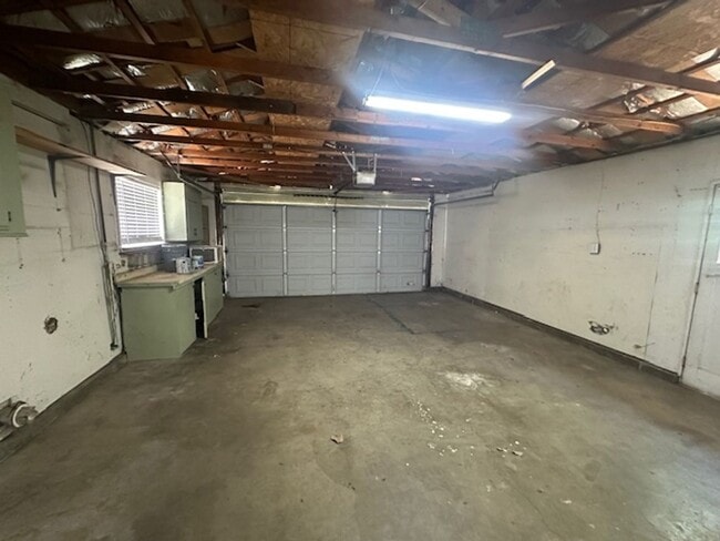 Building Photo - 3 bedroom  2 bath for rent