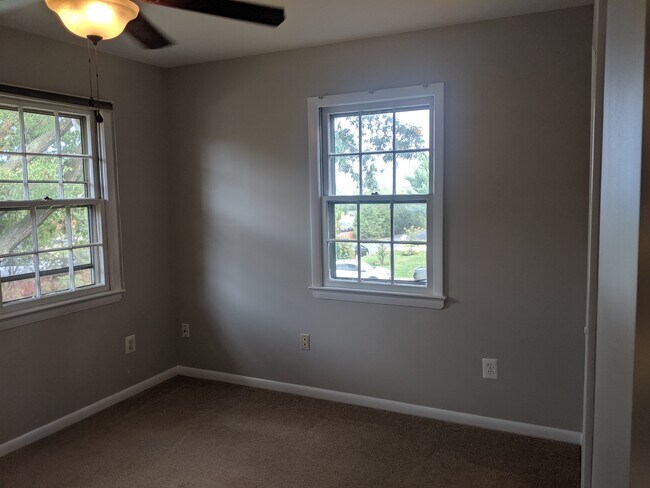 Bedroom #3 with triple windows and ceiling fan - 46675 Winchester Dr