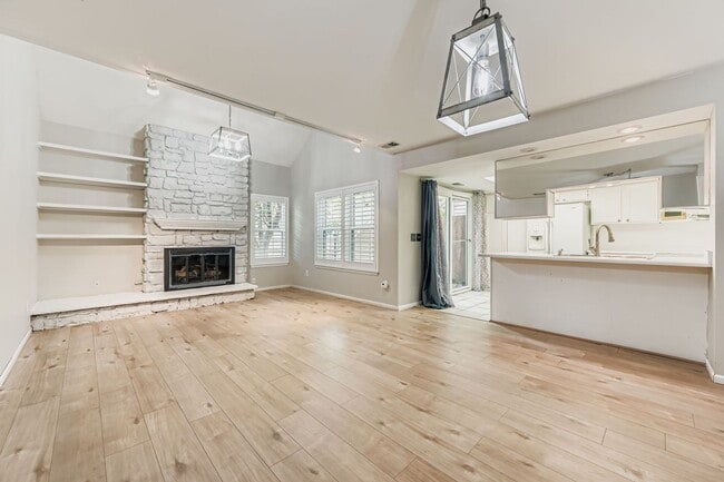 Building Photo - Stylish Townhome with Loft, Fireplace & Ga...