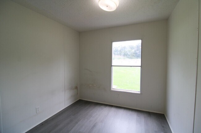 Building Photo - Move-In Ready • 3 Bedrooms • Lawn Care Included!